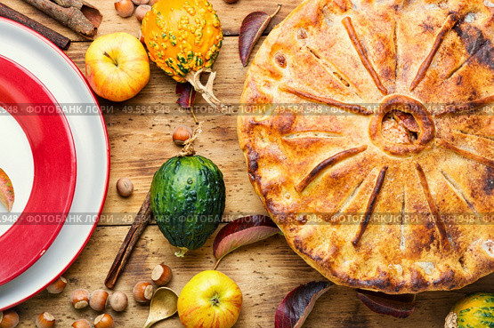 Tasty homemade apple pie on wooden table. Traditional apple pie. Стоковое фото, агентство Ingram Publishing / Фотобанк Лори
