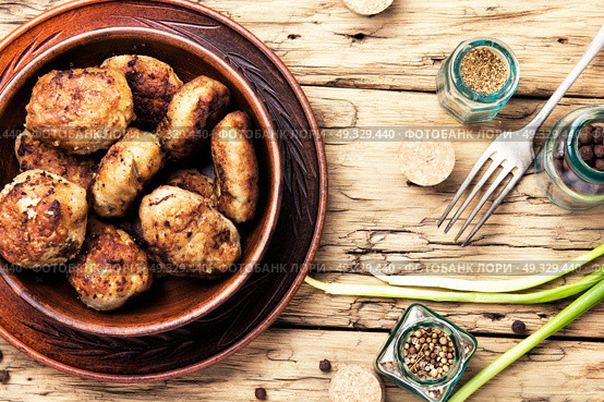 tasty homemade cutlets. Flat lay homemade cutlets in clay ware on plate. Стоковое фото, агентство Ingram Publishing / Фотобанк Лори
