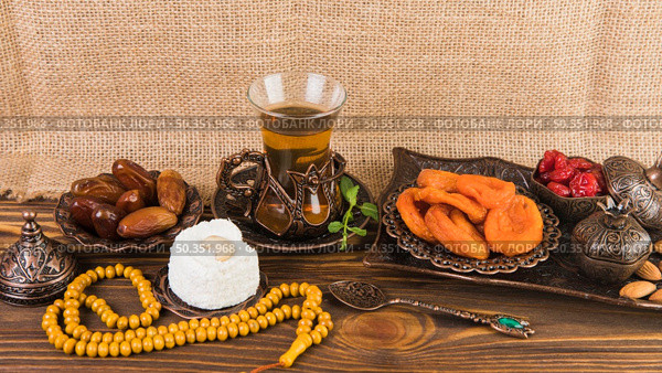 tea glass with dried fruits beads wooden table. Стоковое фото, агентство Ingram Publishing / Фотобанк Лори