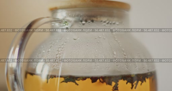 tea is brewed in a glass teapot, evaporation drops on the walls of the teapot. Стоковое видео, видеограф Vladimir Drozdin / Фотобанк Лори