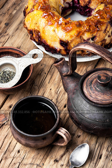 tea-party with rustic pie. Clay tea ware with tea and homemade cake pie. Стоковое фото, агентство Ingram Publishing / Фотобанк Лори