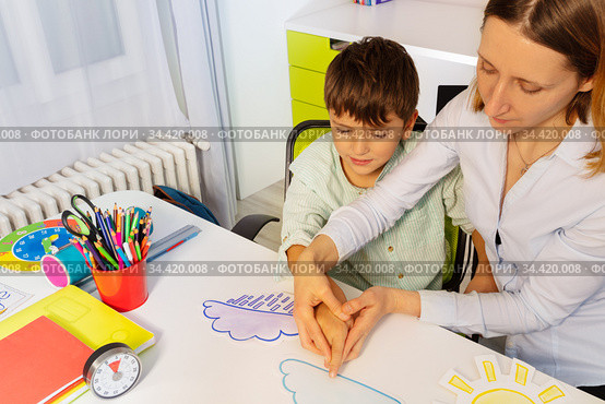 Teacher during ABA therapy show weather cards. Стоковое фото, фотограф Сергей Новиков / Фотобанк Лори