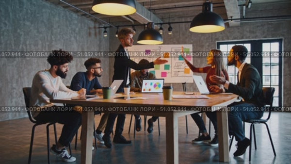 Team Collaboration in a Modern Workspace: Engaging Group Discussion with Technology and Visual Aids at a Conference Table. Стоковое AI-видео, аниматор Владимир Федоров / Фотобанк Лори
