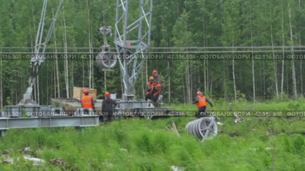 Teamwork Under Grey Skies: Securing the Energy Grid. Стоковое видео, видеограф Даниил Хабаров / Фотобанк Лори