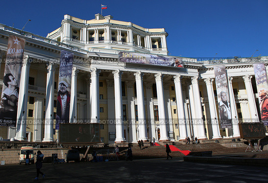 Театр Российской Армии украшенный к 100-летнему юбилею Владимира Зельдина (2015 год). Редакционное фото, фотограф Данила Васильев / Фотобанк Лори