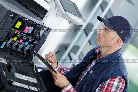 technician fix office photo copier. Стоковое фото, агентство Ingram Publishing / Фотобанк Лори