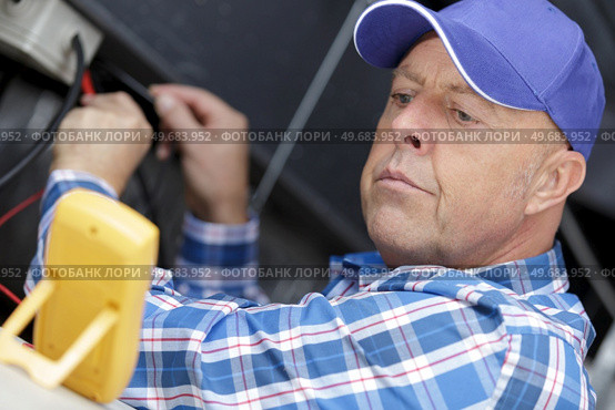 technician man hand checking electrical terminal box. Стоковое фото, агентство Ingram Publishing / Фотобанк Лори