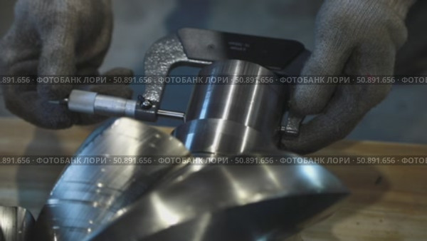 Technician measuring metal part with micrometer. Стоковое видео, видеограф Юрий Поздников / Фотобанк Лори