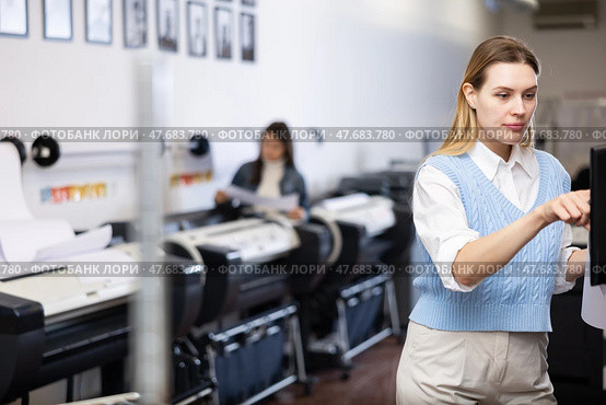 Technician operator calibrating plotter machine, typing on computer keyboard. Стоковое фото, фотограф Яков Филимонов / Фотобанк Лори