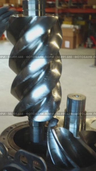 Technician placing screw compressor rotor into housing. Стоковое видео, видеограф Юрий Поздников / Фотобанк Лори