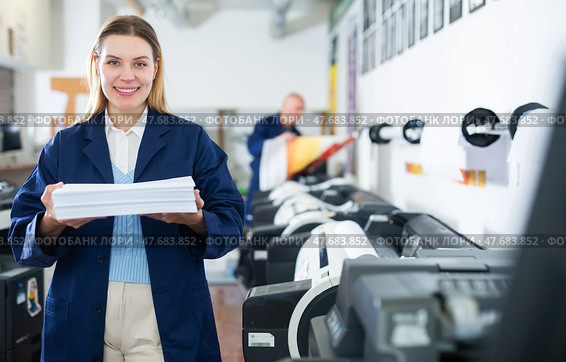 Technician working on plotter and cutter machine in printing shop. Стоковое фото, фотограф Яков Филимонов / Фотобанк Лори