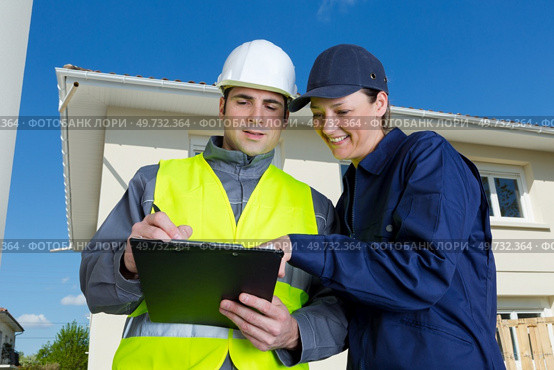 technicians with manager showing what is being fixed. Стоковое фото, агентство Ingram Publishing / Фотобанк Лори