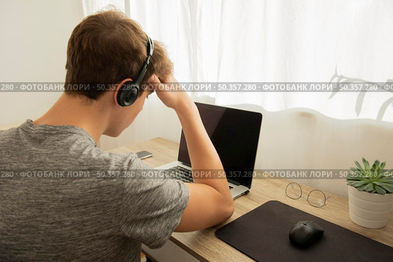 teenager boy doing online classes. Стоковое фото, агентство Ingram Publishing / Фотобанк Лори