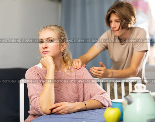Teenager trying to apologize to offended mother at home. Стоковое фото, фотограф Яков Филимонов / Фотобанк Лори