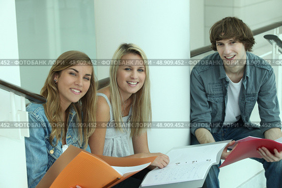 Teens doing homework. Стоковое фото, агентство Ingram Publishing / Фотобанк Лори