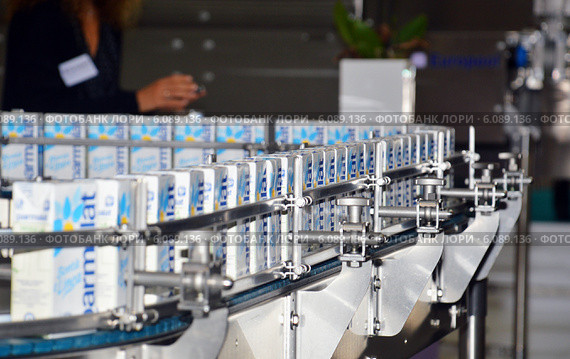 Технологическая линия по производству молока в упаковке Tetra-Pak (2013 год). Редакционное фото, фотограф Александр Замараев / Фотобанк Лори