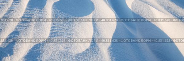 Текстура снега. Узоры на снежной поверхности. Ветер в тундре и в горах создаёт на поверхности снега узоры и заструги. Арктика, Заполярье. Зимний панорамный фон. Стоковое фото, фотограф Андрей Степанов / Фотобанк Лори