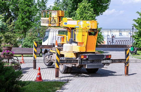 Телескопический подъемник на шасси Mitsubishi Canter (2022 год). Редакционное фото, фотограф FotograFF / Фотобанк Лори