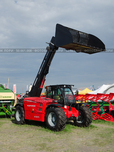 Телескопический погрузчик Robforce AG 740 PS . Сельхозтехника на выставке "Всероссийский День Поля 2025" в Волгоградской области. Редакционное фото, фотограф Тамара Селиванова / Фотобанк Лори
