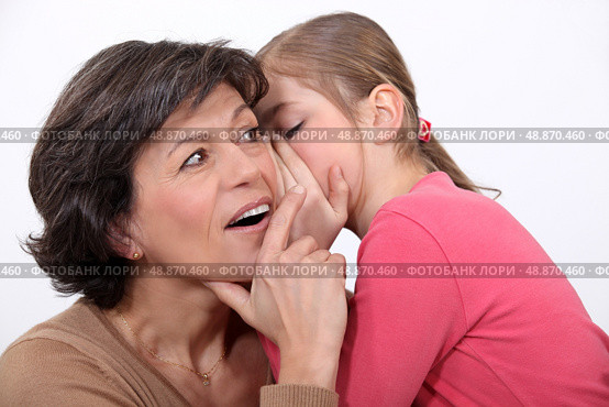 Telling her mother a secret. Стоковое фото, агентство Ingram Publishing / Фотобанк Лори