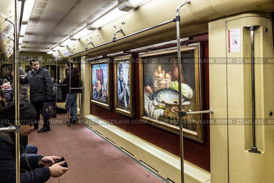 Тематический интерьер вагона московского метро, декорированный произведениями  Сергея Андрияки и его учеников (2018 год). Редакционное фото, фотограф Наталья Волкова / Фотобанк Лори