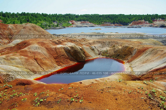Тёмно-бордовые лужи на "Уральском Марсе" Стоковое фото, фотограф Алексей Иванов / Фотобанк Лори