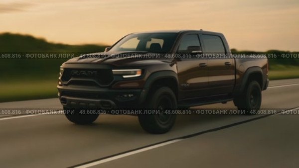 Темно-коричневый Dodge Ram TRX быстро едет по загородному шоссе вечером. Машина пикап. Стоковое AI-видео, аниматор Sergei Gorin / Фотобанк Лори