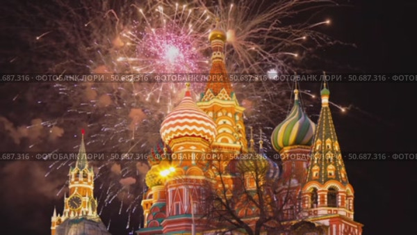 Temple of Basil the Blessed and fireworks in honor of Victory Day celebration (WWII), Red Square, Moscow, Russia. with zoom. Стоковое видео, видеограф Владимир Журавлев / Фотобанк Лори