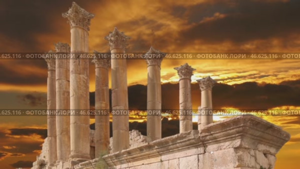 Temple of Zeus, Jordanian city of Jerash (Gerasa of Antiquity), capital and largest city of Jerash Governorate, Jordan. Against the background of the sunset. 4K, time lapse, with zoom. Стоковое видео, видеограф Владимир Журавлев / Фотобанк Лори