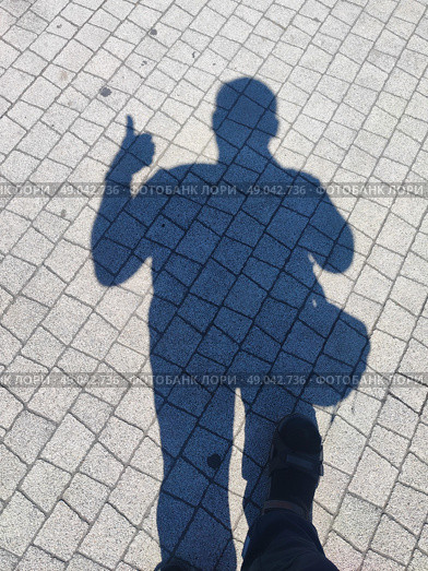 Тень человека показывающего лайк. The shadow of a person showing a like. Стоковое фото, фотограф Денис Баданин / Фотобанк Лори