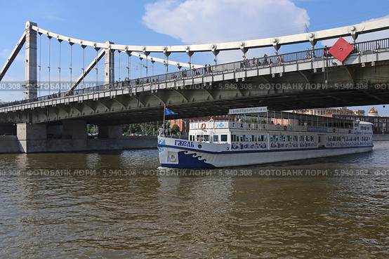 Теплоход "Гжель" с туристами проплывает под Крымским мостом, Москва (2014 год). Редакционное фото, фотограф Алексей Гусев / Фотобанк Лори
