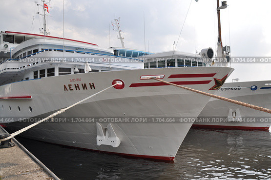 Теплоход "Ленин" у речного причала. Фрагмент. (2010 год). Редакционное фото, фотограф LightLada / Фотобанк Лори