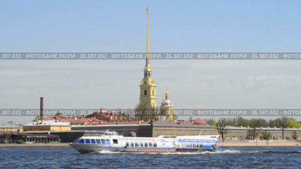 Теплоход на подводных крыльях "Метеор" проплывает по Неве на фоне Петропавловской крепости. Санкт-Петербург (2017 год). Редакционное видео, видеограф Виктор Карасев / Фотобанк Лори