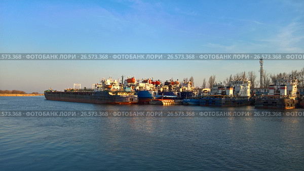 Теплоходы. Судоремонтный завод "Мидель". Аксай (2017 год). Редакционное фото, фотограф Кургузкин Константин Владимирович / Фотобанк Лори