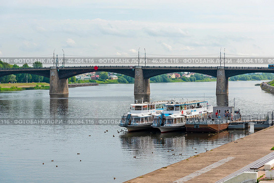 Теплоходы у причала на набережной Михаила Ярославича. Новый Волжский мост. Тверь (2022 год). Редакционное фото, фотограф Александр Щепин / Фотобанк Лори