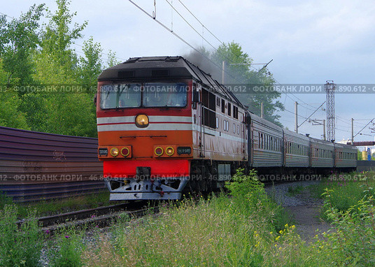 Тепловоз ТЭП70-0495 с пригородным поездом, перегон Шарташ - Уктус, Екатеринбург (2020 год). Редакционное фото, фотограф Алексей Иванов / Фотобанк Лори