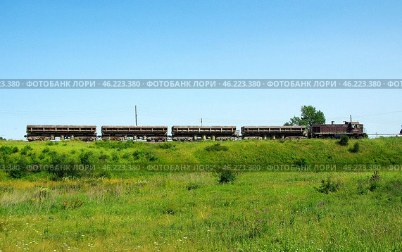 Тепловоз ТГМ4Б-0833 с составом шестиосных думпкаров, перегон Рудничная - Южная, ОАО "Огнеупоры", село Байны, городской округ Богданович, Свердловская область (2019 год). Редакционное фото, фотограф Алексей Иванов / Фотобанк Лори