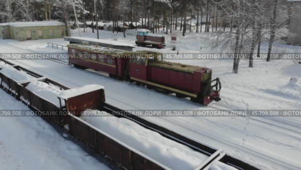 Тепловоз ТУ7А с пассажирским вагоном в Каринторфе зимой - съемка с дрона в 2020 году. Редакционное видео, видеограф Владислав Самошкин / Фотобанк Лори