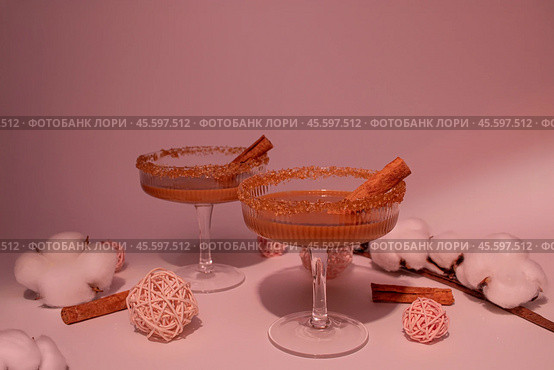 Тёплый коктейль с карамелью, бренди, сахарной кромкой и палочкой корицы. Стоковое фото, фотограф Anna Leeva / Фотобанк Лори