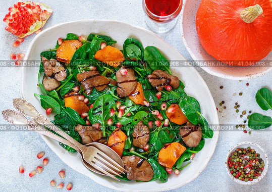 Теплый салат — шпинат, куриная печень, жареная тыква, гранат. Стоковое фото, фотограф Виктория Панченко / Фотобанк Лори