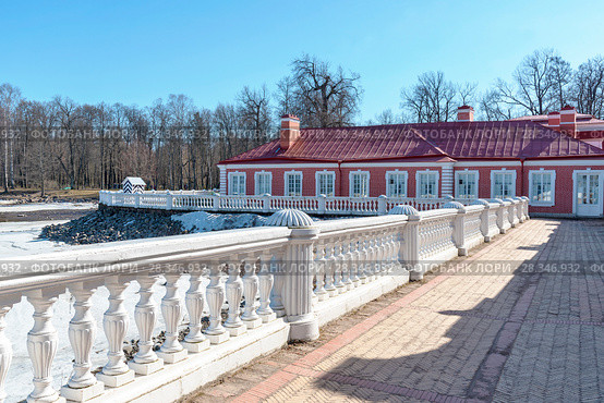Терраса дворца Монплезир. Петергоф (2018 год). Редакционное фото, фотограф Александр Щепин / Фотобанк Лори