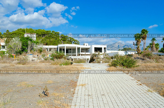 Территория заброшенного пятизвёздочного отеля (ранее Holiday Area Eco Dream Club Sea Resort сети отелей Naturland) в Чамьюва, Турция (2022 год). Редакционное фото, фотограф Ольга Коцюба / Фотобанк Лори