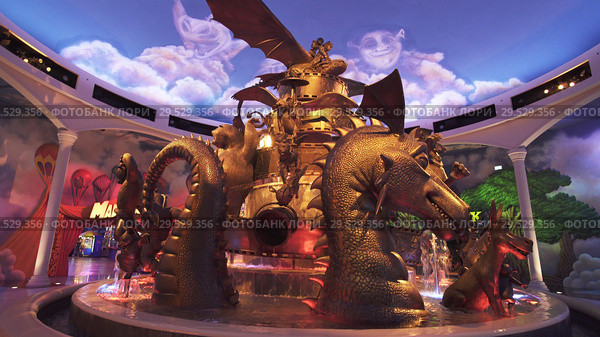 Territory of the amusement DreamWorks in Motiongate at Dubai Parks and Resorts (2018 год). Редакционное фото, фотограф Юлия Машкова / Фотобанк Лори