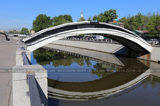 Тессинский мост через реку Яузу весной. Город Москва (2017 год). Стоковое фото, фотограф Алексей Гусев / Фотобанк Лори