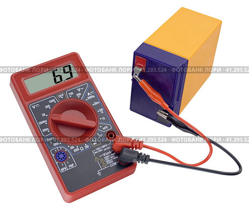 Тестирование аккумуляторной батареи цифровым мультиметром. Testing an acid rechargeable battery with a measuring instrument. Стоковое фото, фотограф Татьяна Д / Фотобанк Лори
