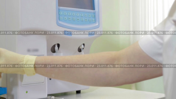 Тестирование образцов крови в роботизированной машине. Стоковое видео, видеограф Илья Насакин / Фотобанк Лори