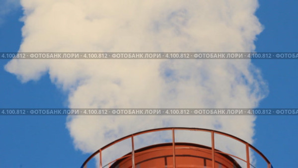 ТЭЦ, дым валит из трубы. Стоковое видео, видеограф Mikhail Erguine / Фотобанк Лори