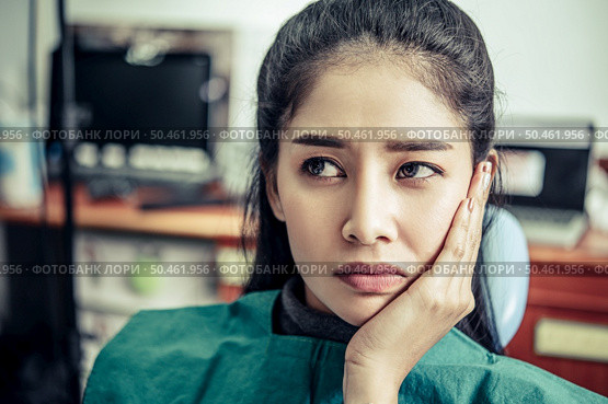 That woman had a toothache and a hand touch her cheek. Стоковое фото, агентство Ingram Publishing / Фотобанк Лори