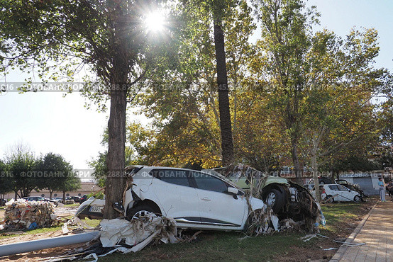 The aftermath of hurricane Dana in Valencia, Spain - Devastating consequences of flooding in Valencia, damaged cars and debris piling up. Стоковое фото, фотограф Данил Руденко / Фотобанк Лори