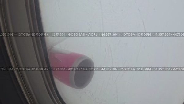 The aircraft leaves the cloudy area when the altitude decreases. Стоковое видео, видеограф Ярославский Максим / Фотобанк Лори